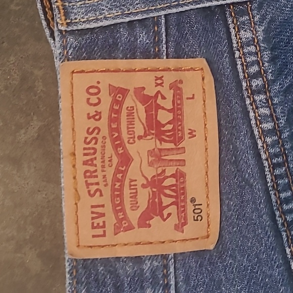 LEVIS 501 JEAN SHORTS - Picture 9 of 10